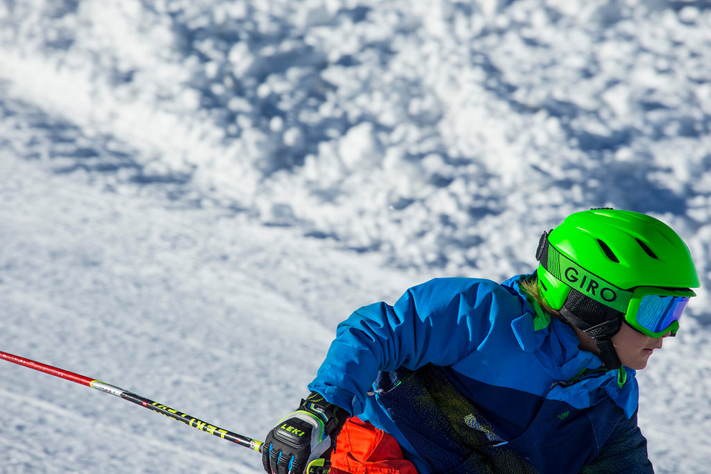 Niño esquiando con casco de esquí Giro