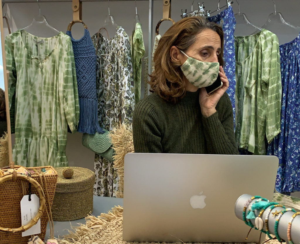 Agnès au téléphone dans une boutique