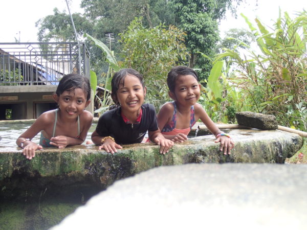 Enfants dans une piscine à Bali