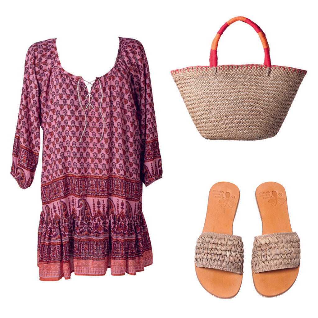 robe rose, sandales et panier en paille avec anses rose et orange