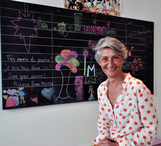 Nathalie Schlienger devant un tableau noir