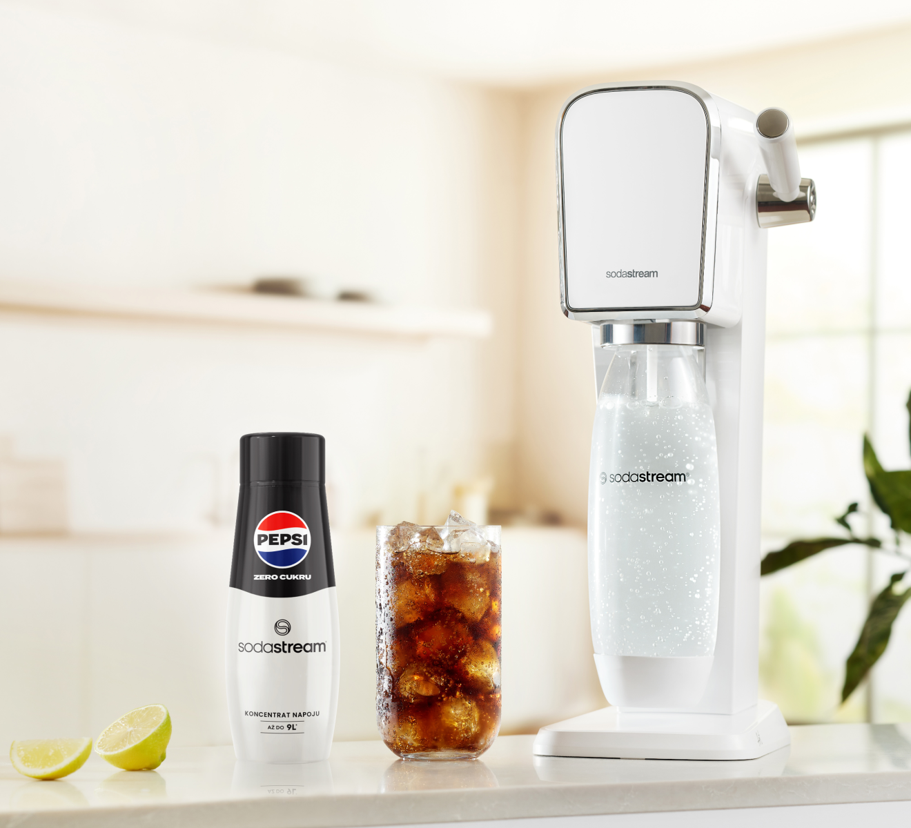 Saturator SodaStream, syrop bez cukru Pepsi Zero i Pepsi Zero przygotowana w saturatorze SodaStream w szklance