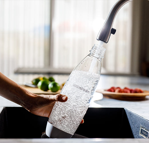 ALT: Napełnianie butelki SodaStream wodą z kranu