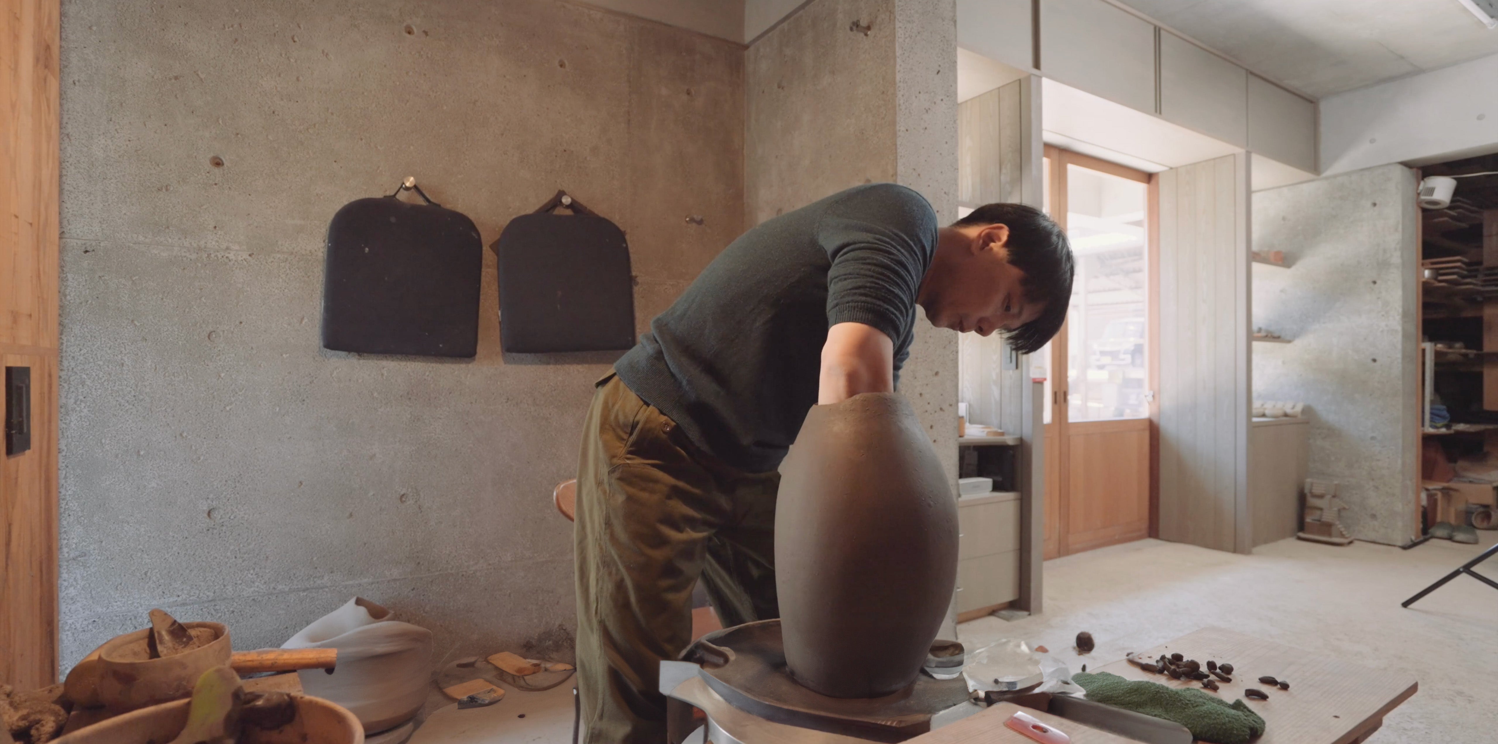 Koichiro Isezaki working in his Bizen studio