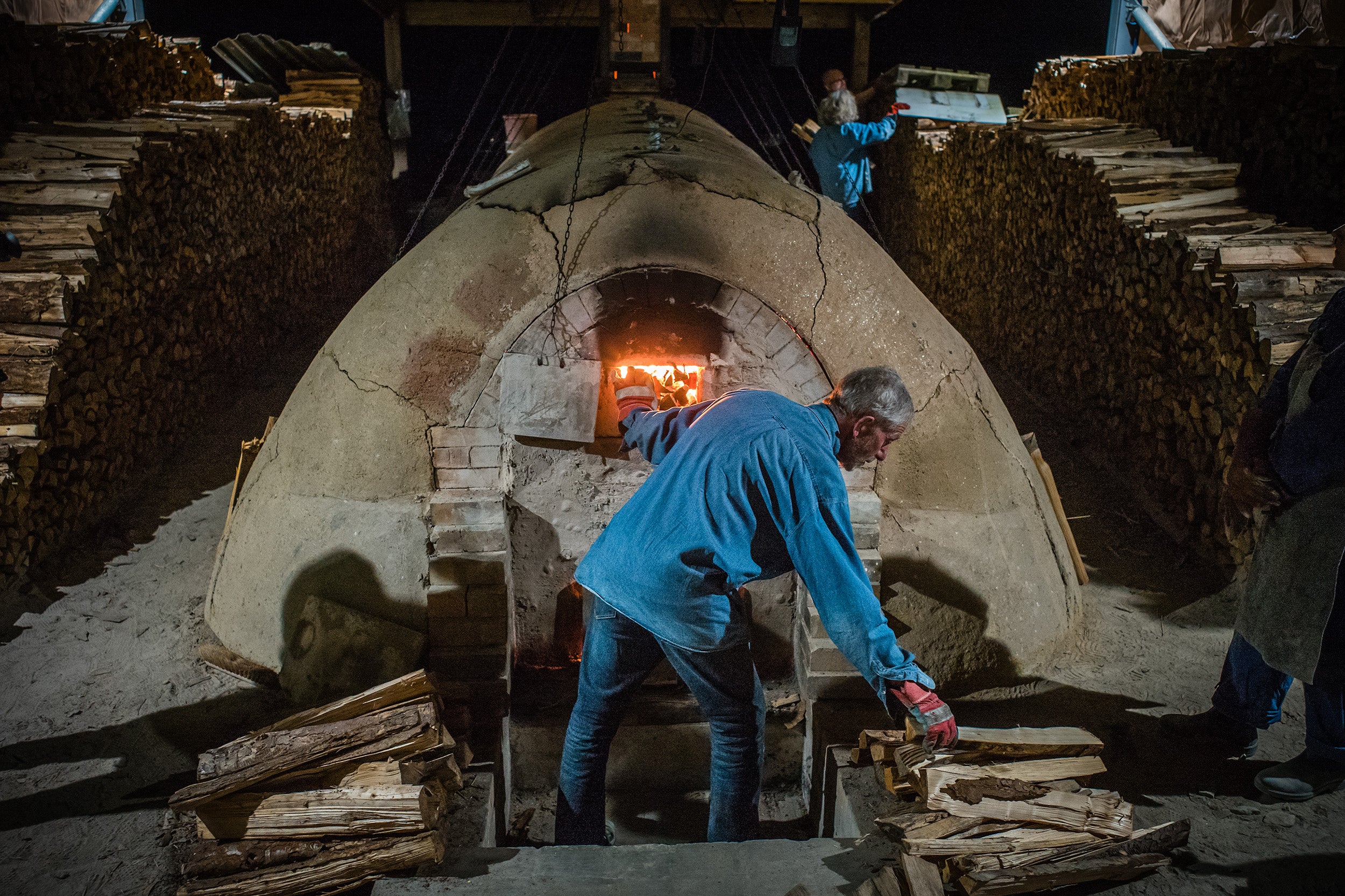 Svend Bayer firing his wood fired kiln