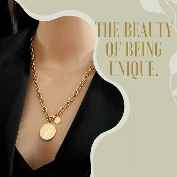 woman with gold necklace - woman with necklace - woman with gold-plated necklace - women's necklace - beautiful necklace - gold-plated necklace - gold necklace - beautiful necklace - elegant - sophisticated
