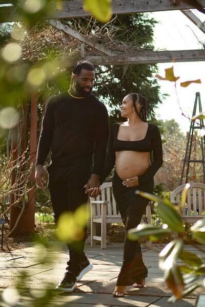 15 Unique Maternity Picture Ideas For Black Couples