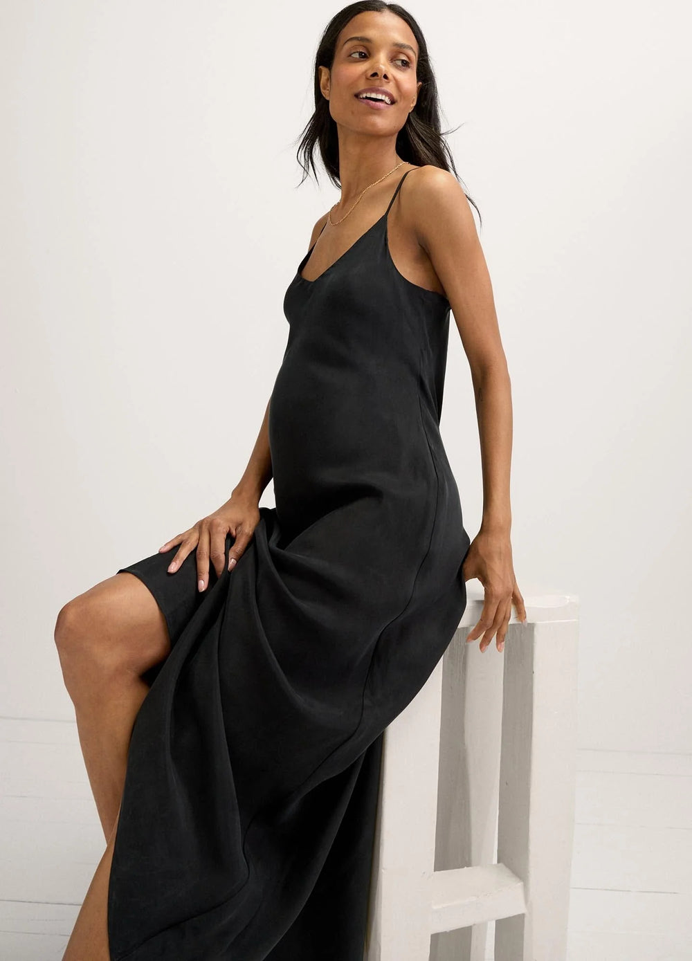 11 Stunning Black Maternity Dresses For Photoshoot (2023)