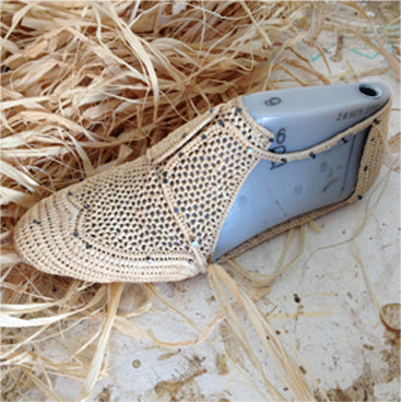 Yvonne Waska fabrication de chaussures en raphia