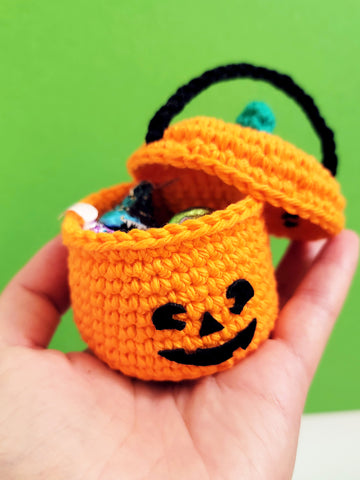 mini boo bucket crochet pattern by The Pudgy Rabbit