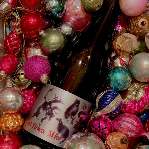 Bottiglia di kombucha e palline di Natale