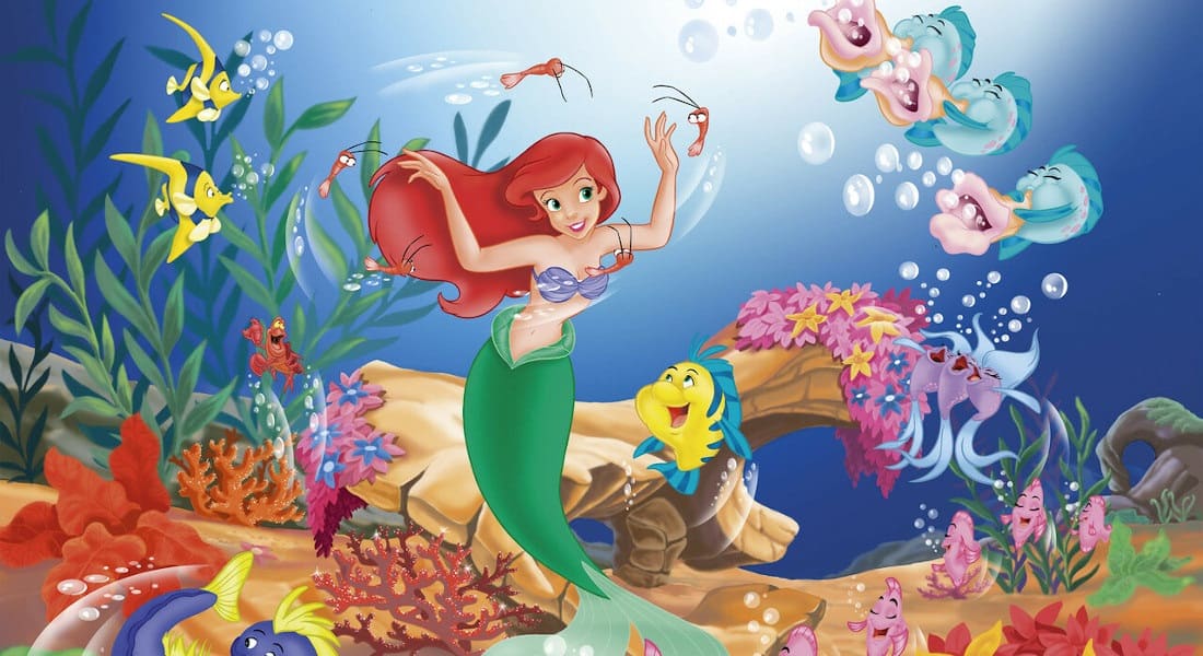 Ariel dans l'océan avec des poissons en train de nager