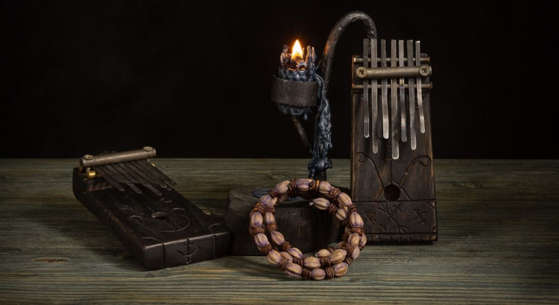 Deux Kalimbas artisanaux anciens posés sur une table