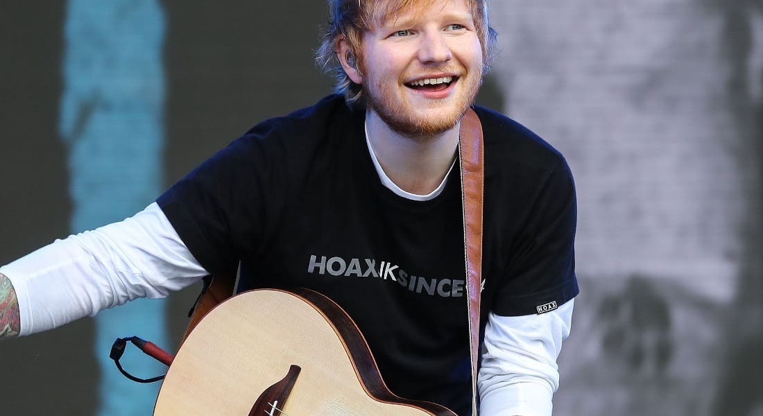 Ed Sheeran jouant de la guitare
