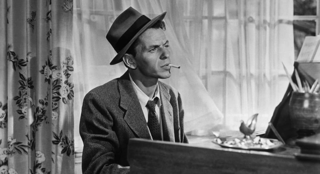 Frank Sinatra jouant du Piano