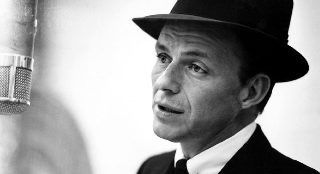 Frank Sinatra qui chante avec un microphone