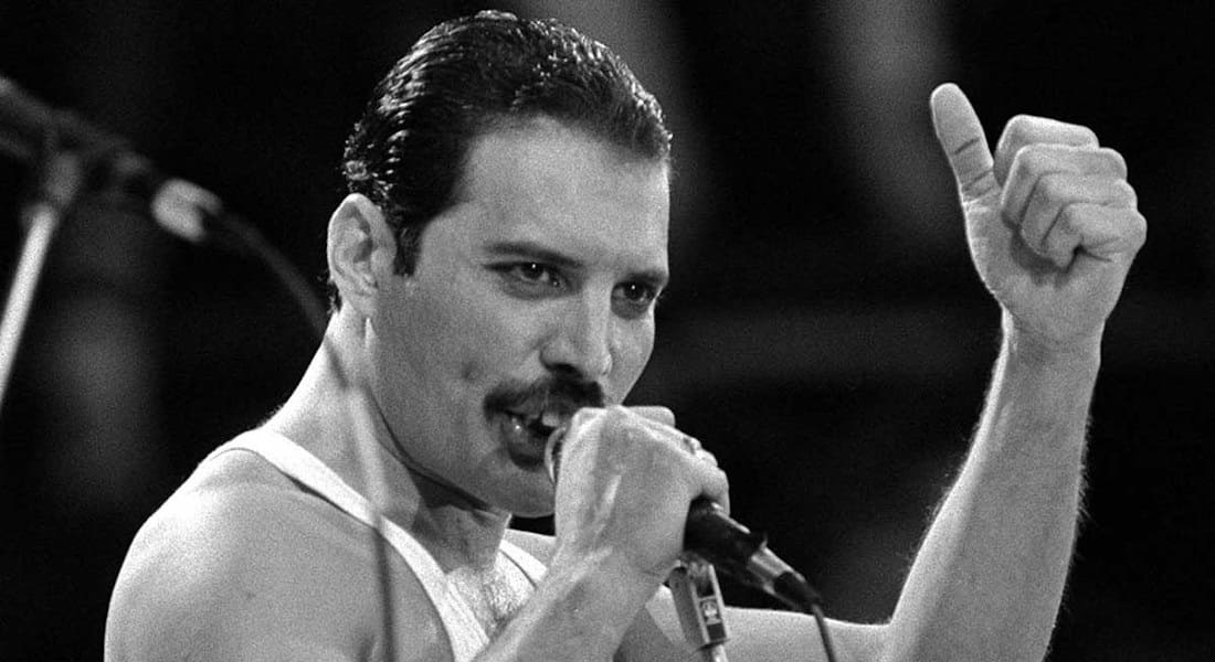 Freddie Mercury en train de chanter