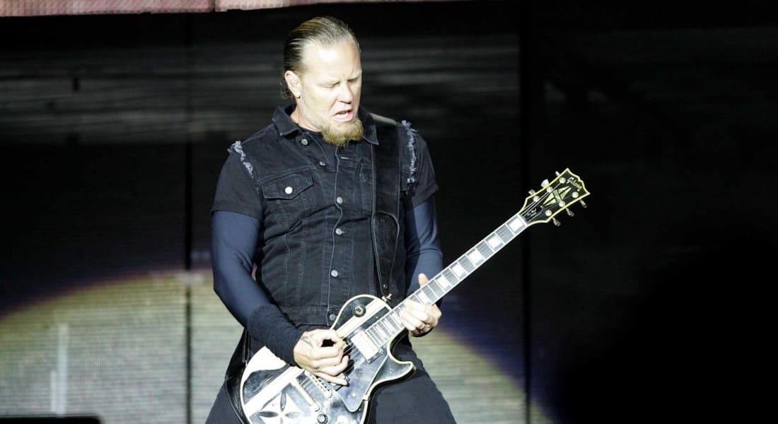 James Hetfield en concert en train de jouer de la guitare