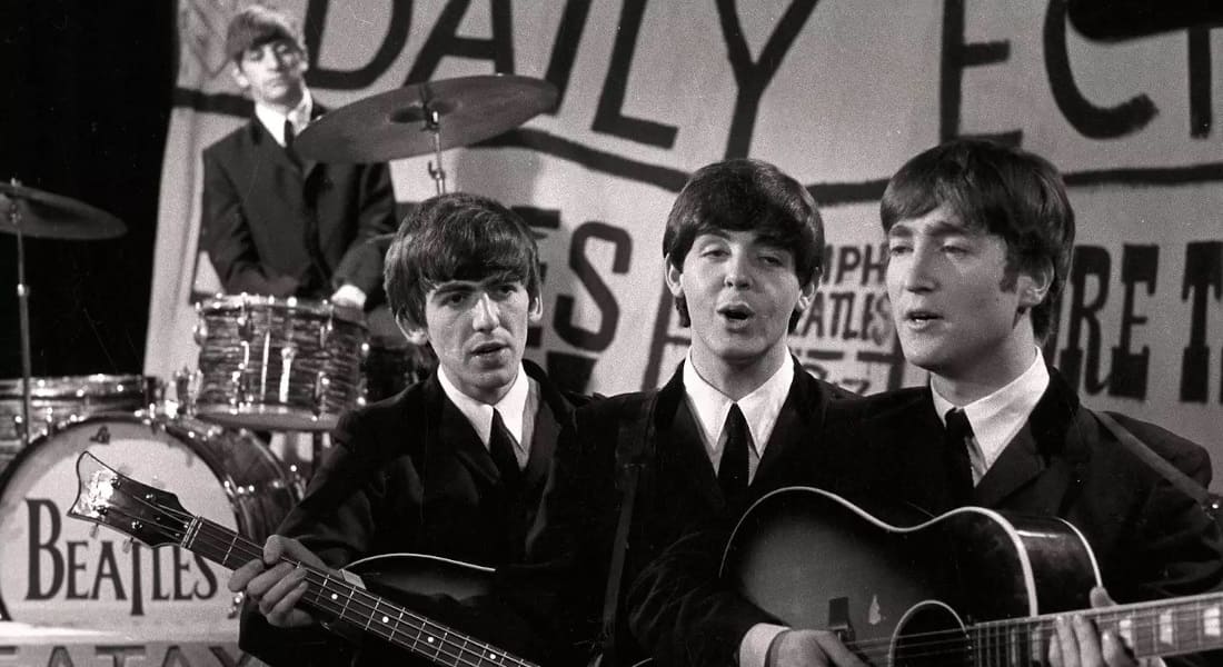 Les Beatles en train de jouer pendant un concert