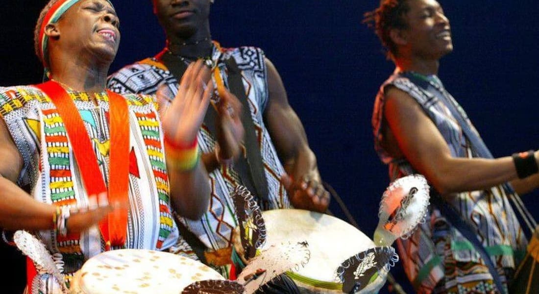 Mamady Keïta jouant avec d'autres Musiciens