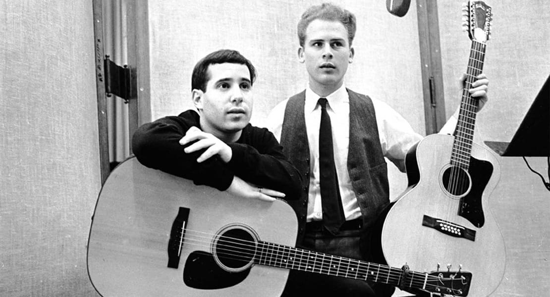 Paul Simon et Arthur Garfunkel avec chacun une guitare