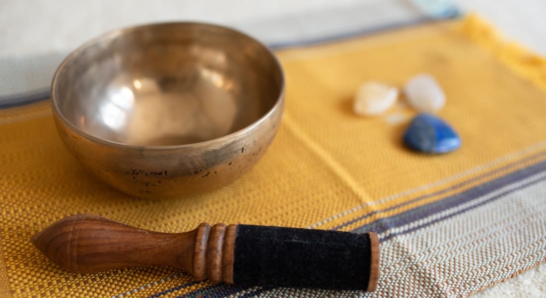 Un Bol Chantant et un maillet sur une table