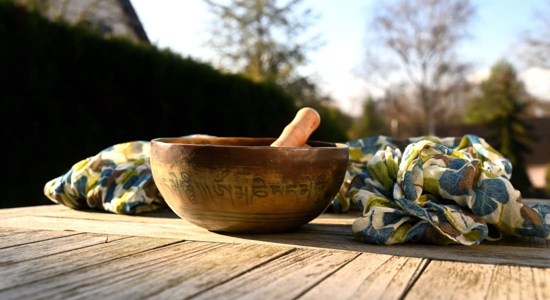 Un Bol Chantant posé sur une table dehors.