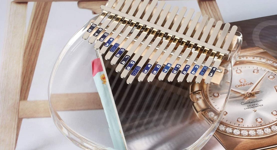 Un Kalimba en Acrylique posé sur un magazine sans Trou