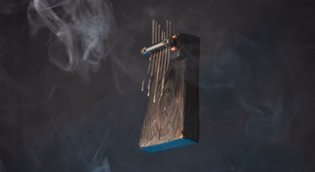 Un Kalimba entouré de fumée