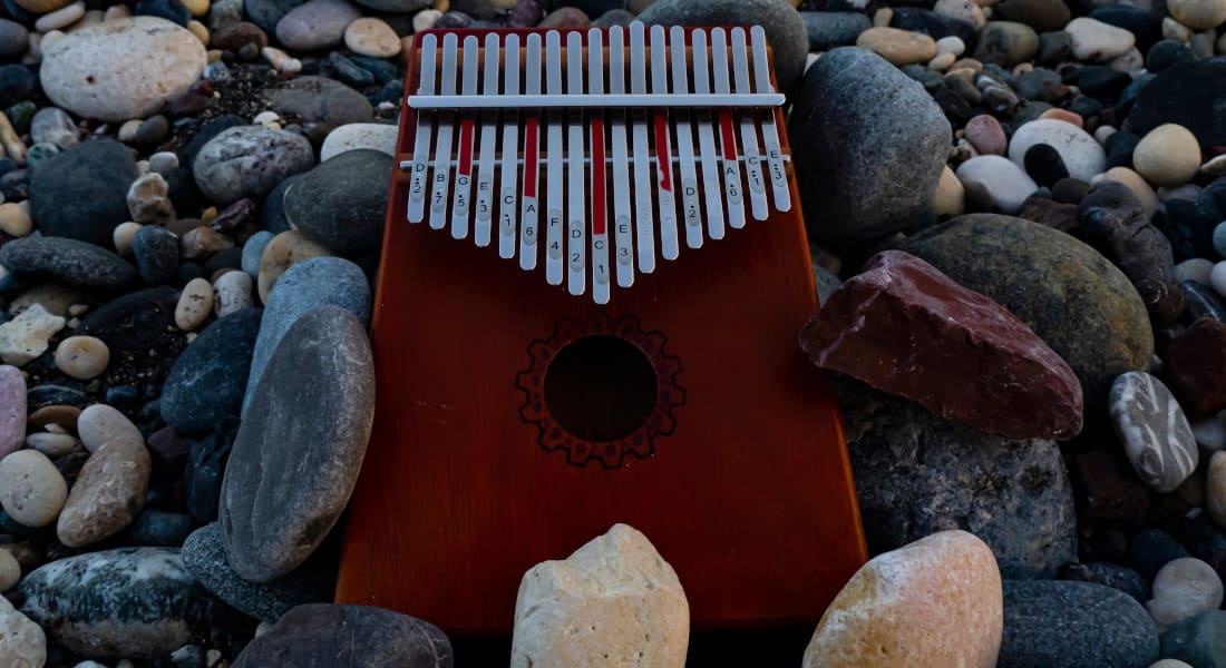 Un Kalimba posé sur des galets