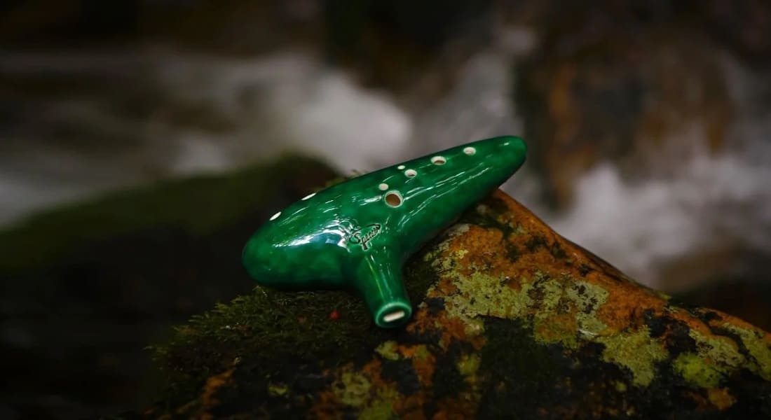 Un Ocarina vert posé sur un rocher