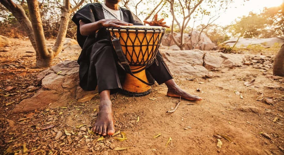 Un africain jouant du Djembé