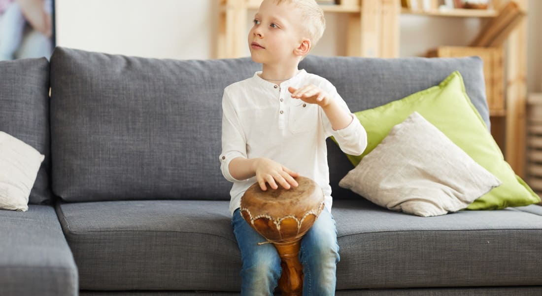 Un enfant blond avec un Djembé