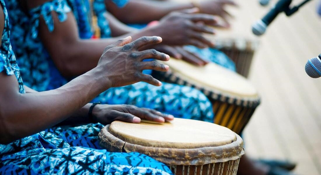 Un groupe de musiciens africains jouant du Djembé