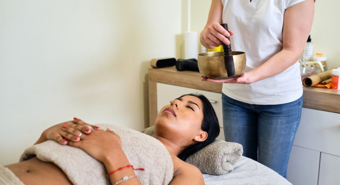 Un massage sonore réalisé avec un Bol Chantant