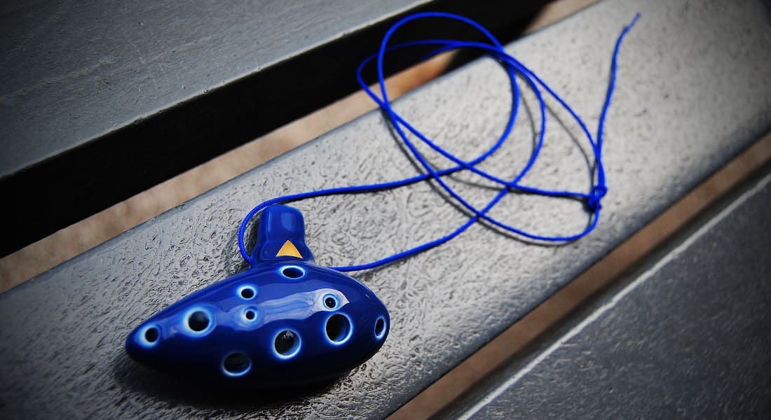 Un petit Ocarina bleu avec un logo du jeu-vidéo Zelda