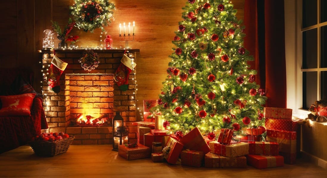 Un salon avec un sapin et des décorations de Noël