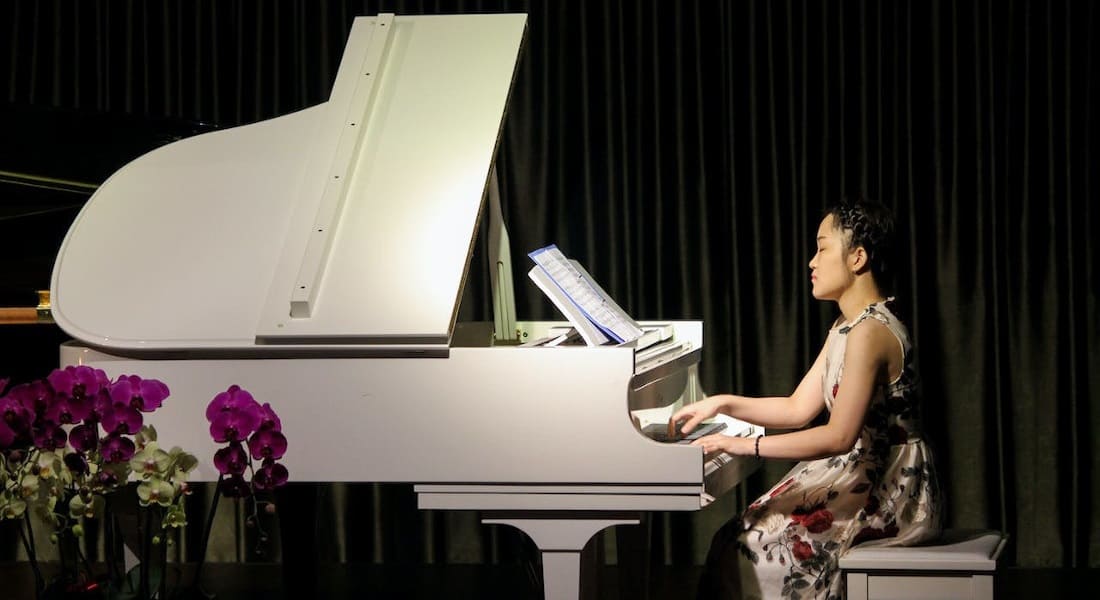 Une femme asiatique jouant du Piano