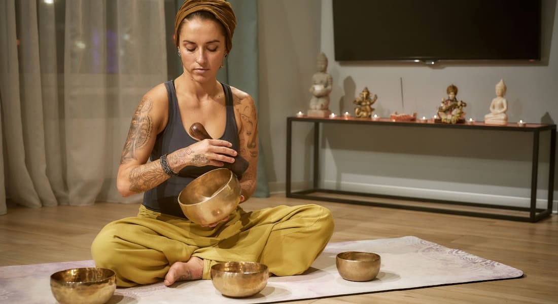 Une femme qui essaye de s'Endormir avec des Bols Chantants