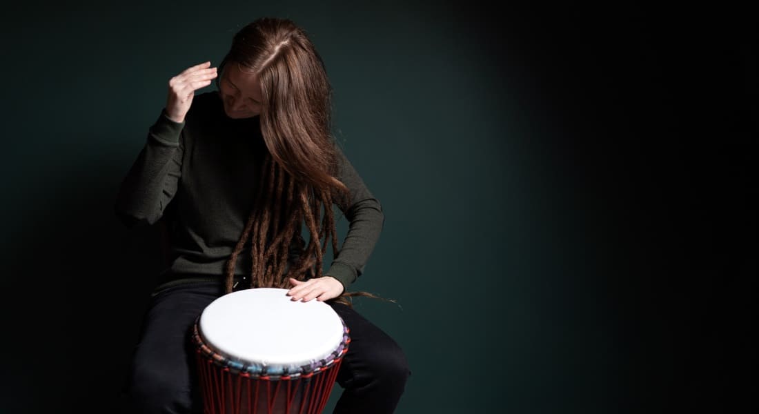 Une femme qui joue avec un Instrument à percussion