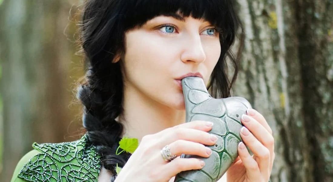 Une femme qui joue de l'Ocarina vert tessiture basse