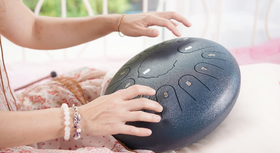 Mains De Musicien Jouant Du Tambour Handpan Dans La Scène De La