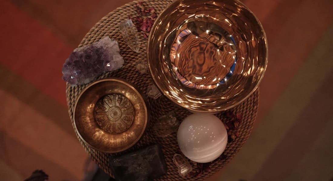 Une table en osier avec deux Bols Tibétains dessus