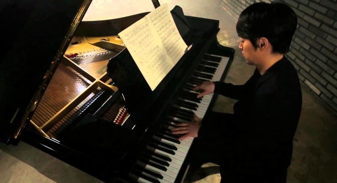 Yiruma en train de jouer au piano