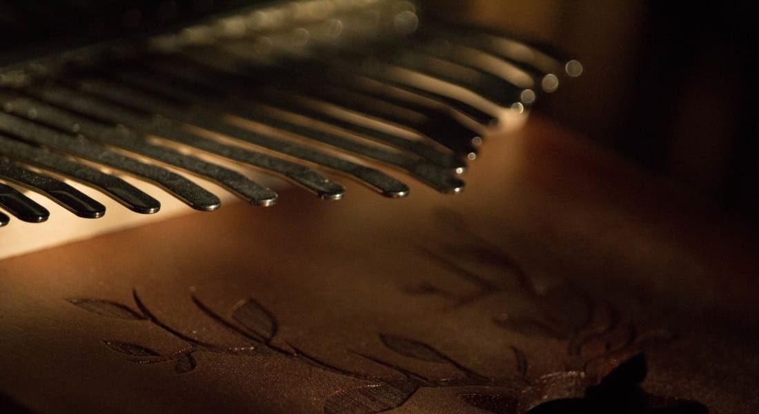 Zoom sur les lames et la table d'harmonie d'un Kalimba en bois