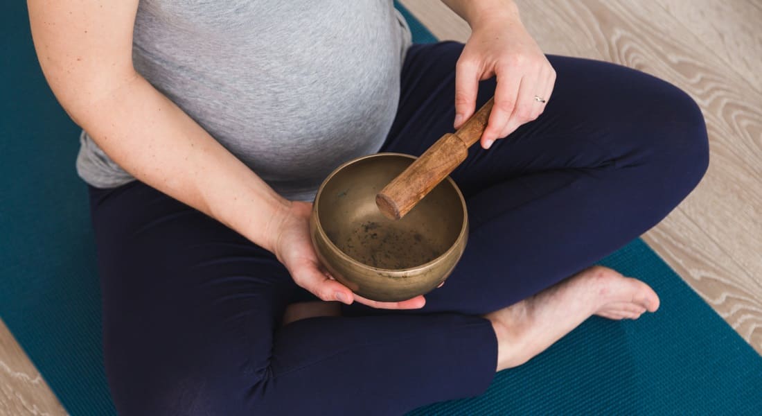 Zoom sur une Femme Enceinte avec un Bol Chantant