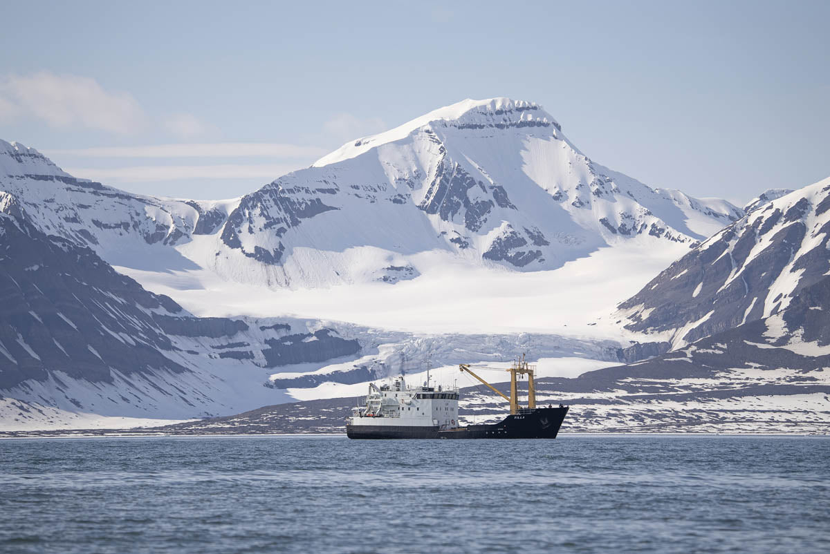 Photo of a ship in the Arctic taken on the Sigma 150-600mm