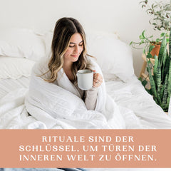 Frau mit Tasse als Morgenritual