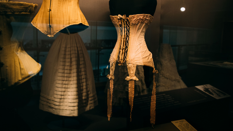 corset jupon histoire de la mode non genrée unisexe robe féminité masculinité