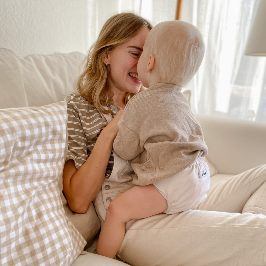 Bébé Judes sur les genoux de maman couche lavable vs couche jetable santé